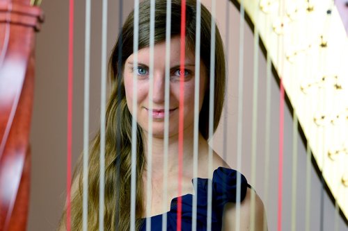 Louise-Augoyard Harfenistin100p2 72-dpi-©-Jelinski